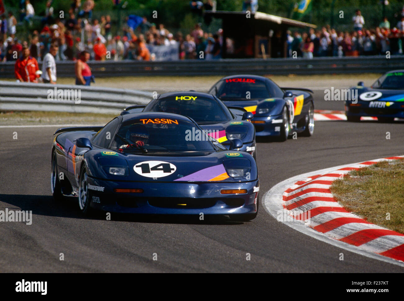 Thierry Tassin dans une voiture qui va dans un Hoy Jaguar XJR15 course avant une course de Grand Prix. Banque D'Images