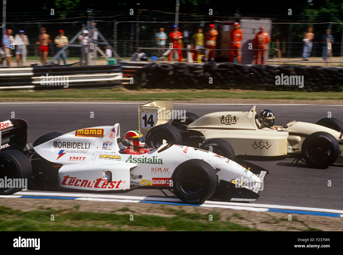 Emanuele Naspetti course contre Damon Hill en Formule 3000 dans les années 90. Banque D'Images