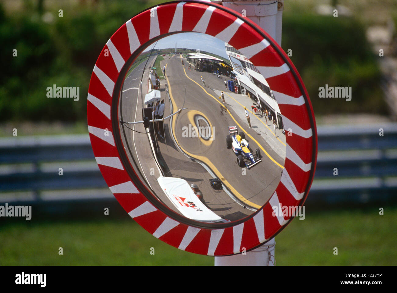 Portrait d'une voiture de course vu à travers un miroir Banque D'Images