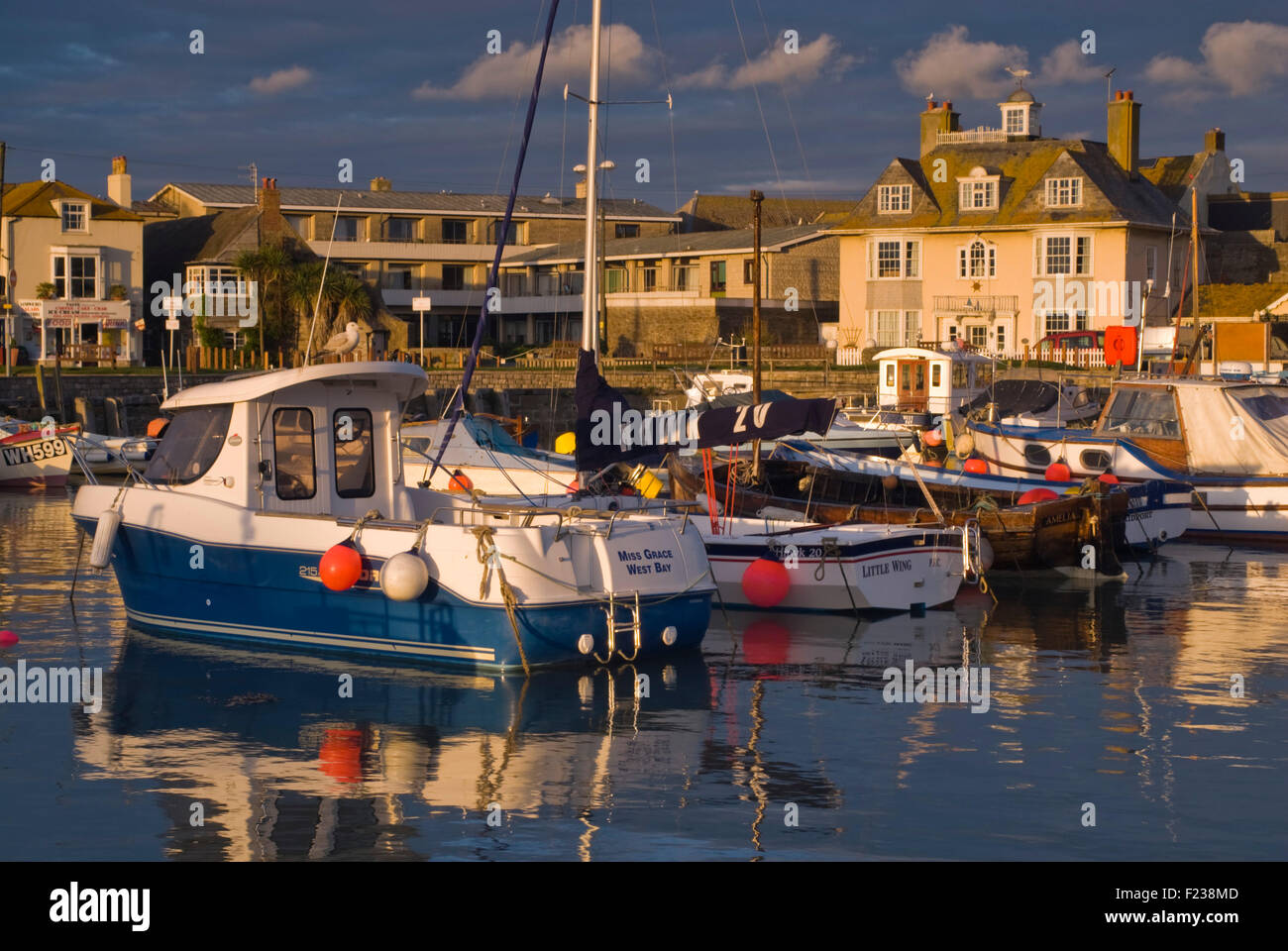 West Bay Harbour sur la côte jurassique du Dorset près de Bridport, Dorset, England, UK Banque D'Images
