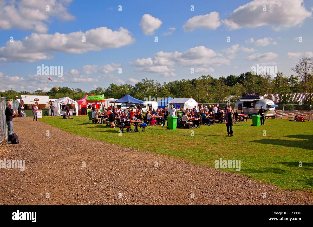 Chappel, Essex, Royaume-Uni. 9e septembre 2015. Stands de nourriture et des tables à la Chappel Beer Festival, tenue à l'East Anglian Railway Museum, Chappel & se réveille Colne, Chappel, Essex, Royaume-Uni. Fonctions références boire et manger à l'extérieur au soleil. L'archéo Crédit : Images/Alamy Live News Banque D'Images