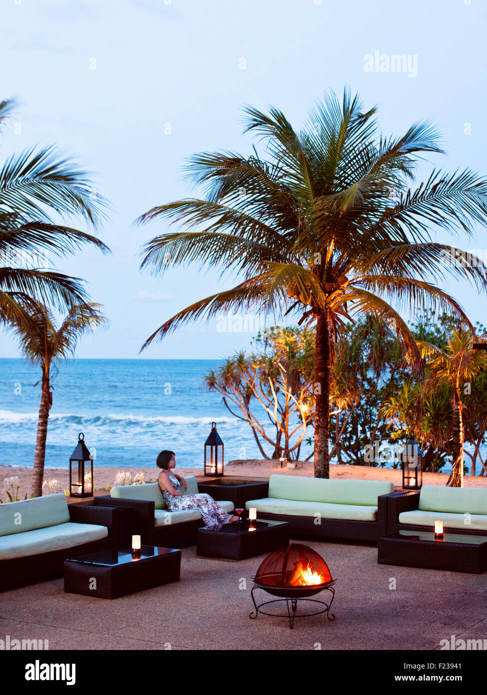 Se prélasser à l'extérieur de l'Nelayan Restaurant donnant sur la mer de Chine du Sud au crépuscule. Tanjong Jara Resort. La Malaisie. Banque D'Images