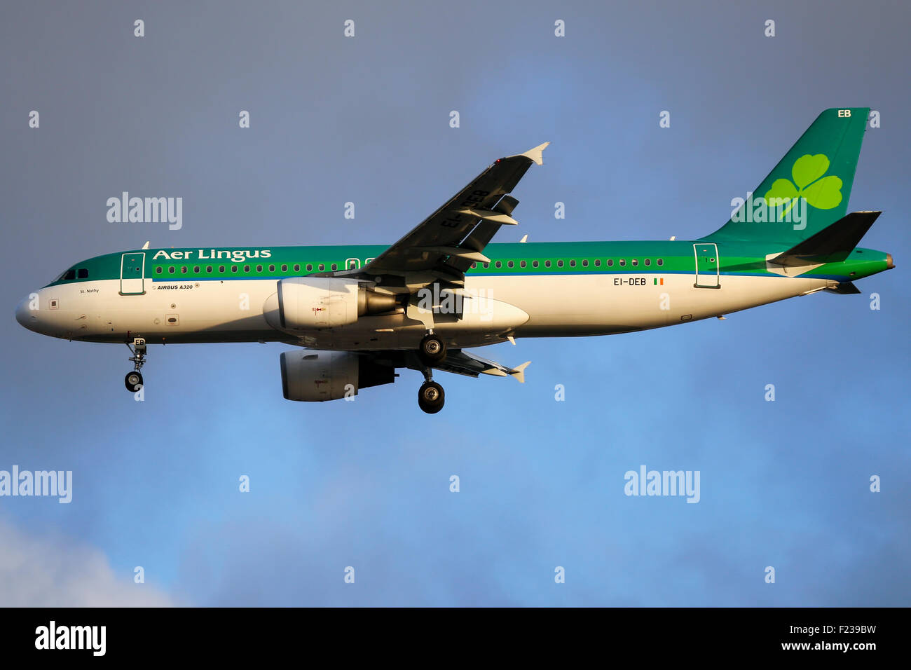 Aer Lingus Airbus A320 de la piste 23R approches à l'aéroport de Manchester. Banque D'Images