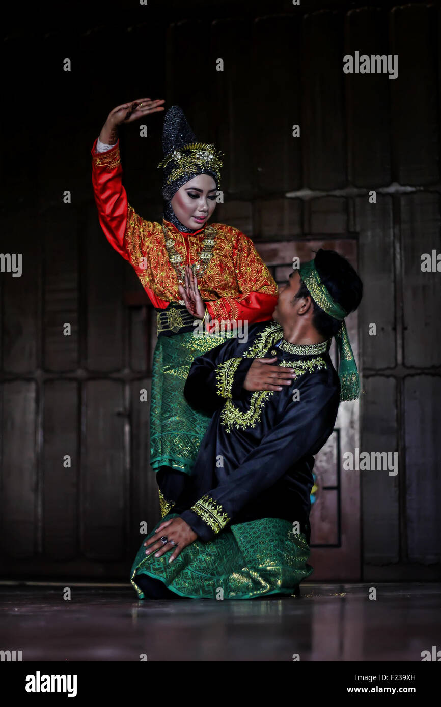 Aceh danse ethnique mélange d'hommes et de femmes Banque D'Images