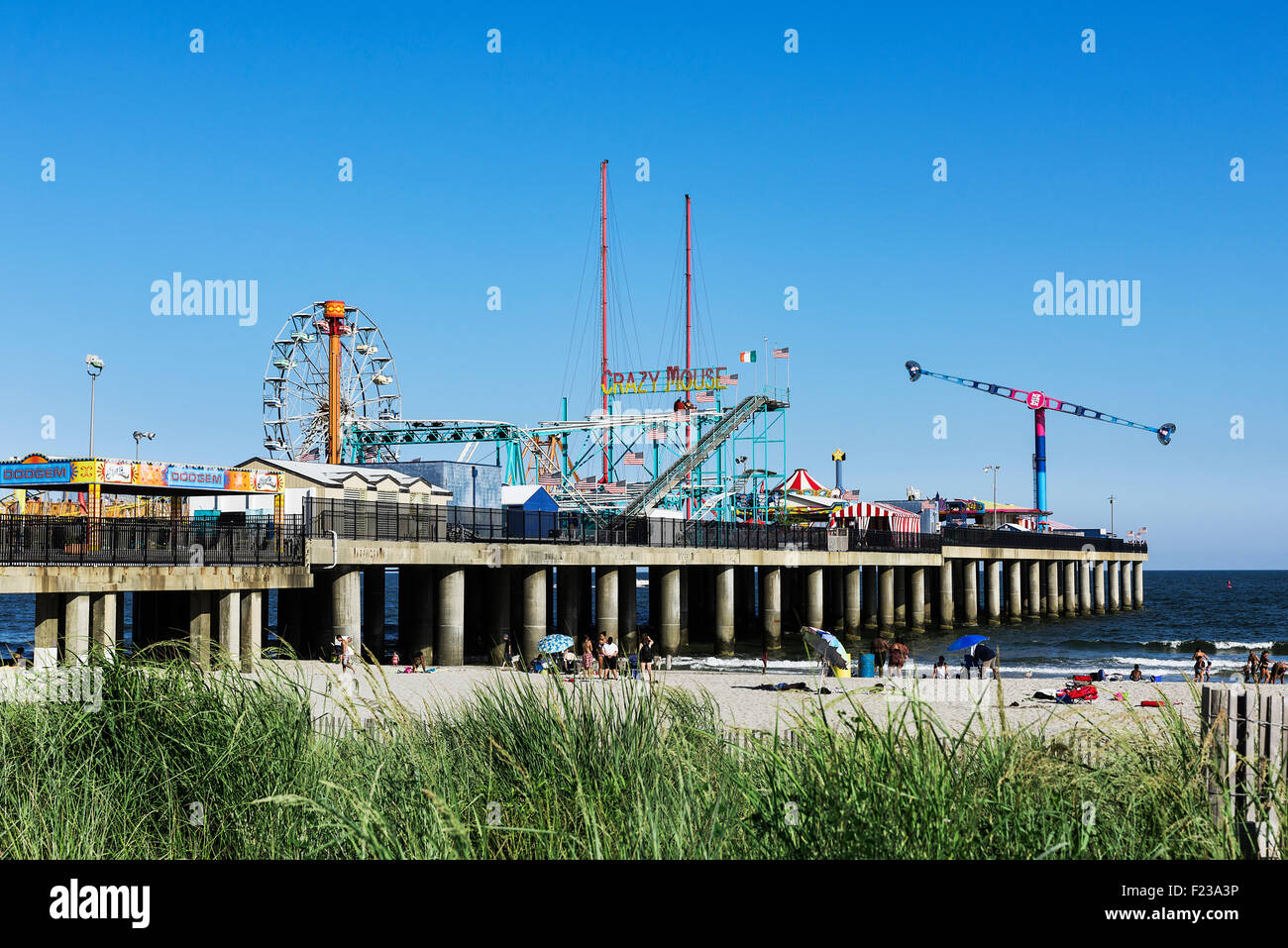 La plage d'Atlantic City et du parc d'attractions Steel Pier, New Jersey, USA Banque D'Images