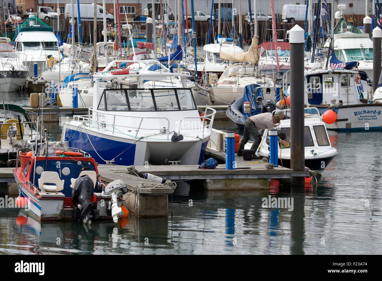 Bateaux amarrés dans le port de Whitby Banque D'Images