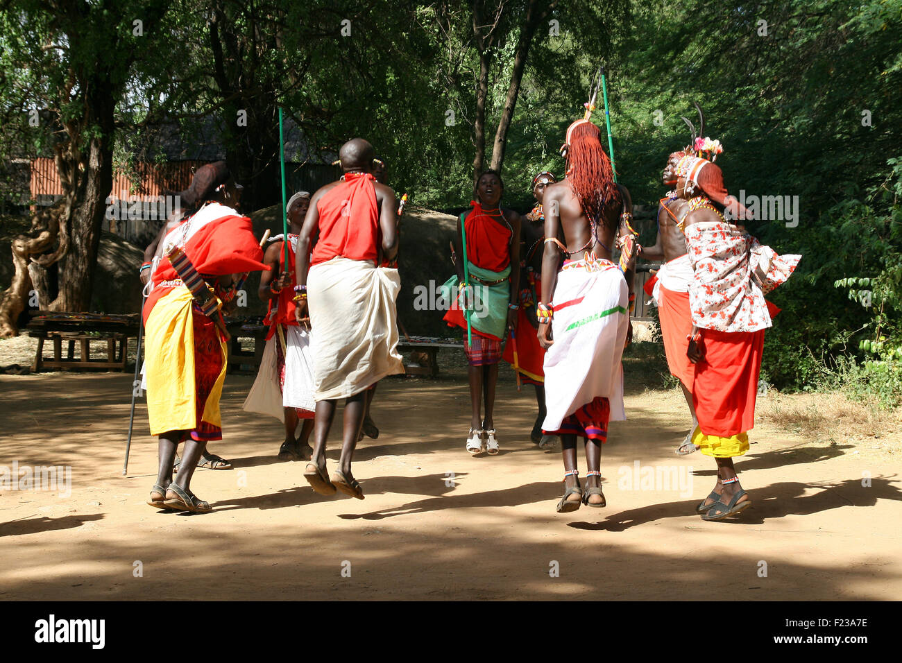 Groupe d'hommes Africains non identifiés à partir de la tribu Samburu montrent un saut classique dance Banque D'Images