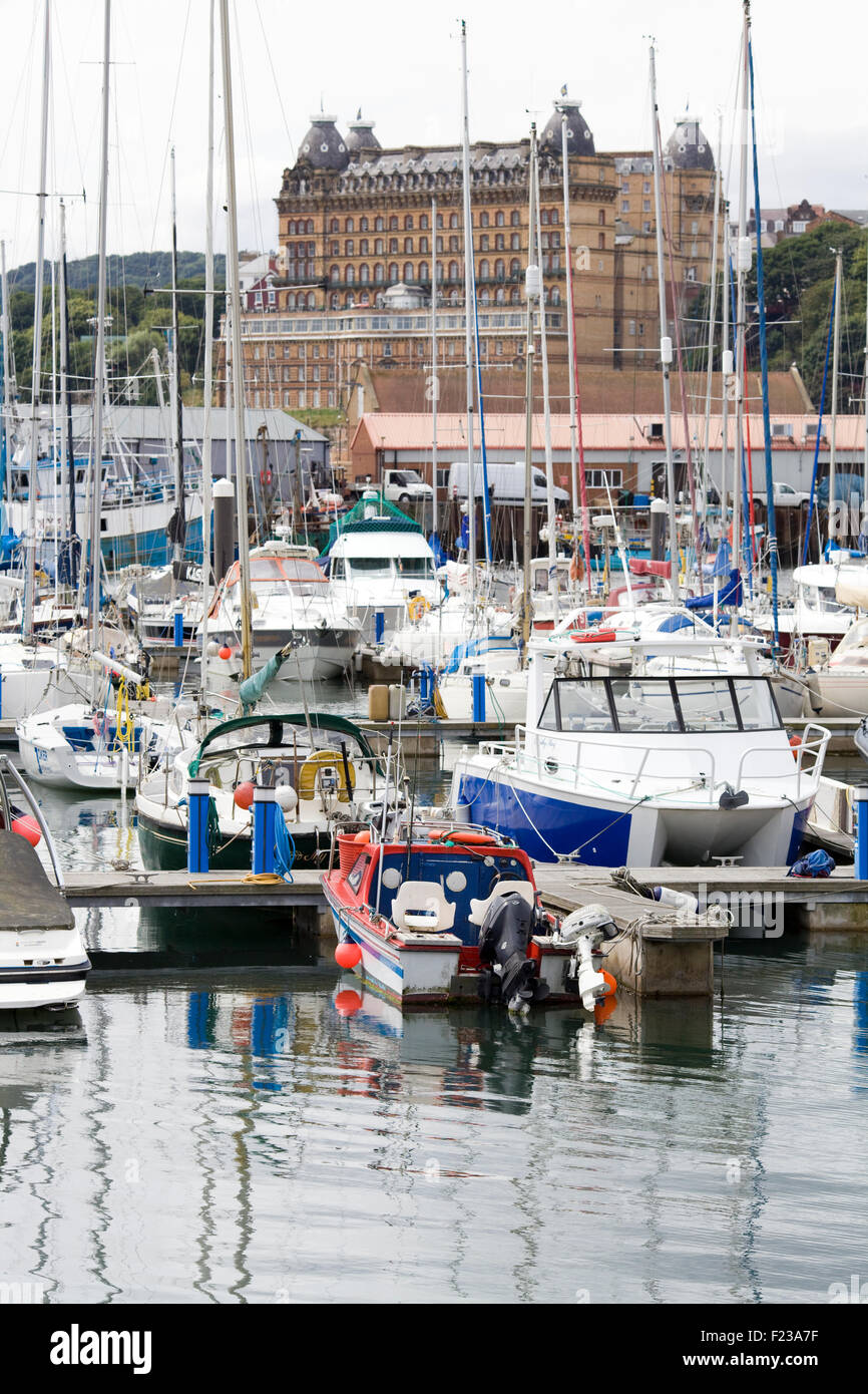 Bateaux amarrés dans le port de Whitby Banque D'Images