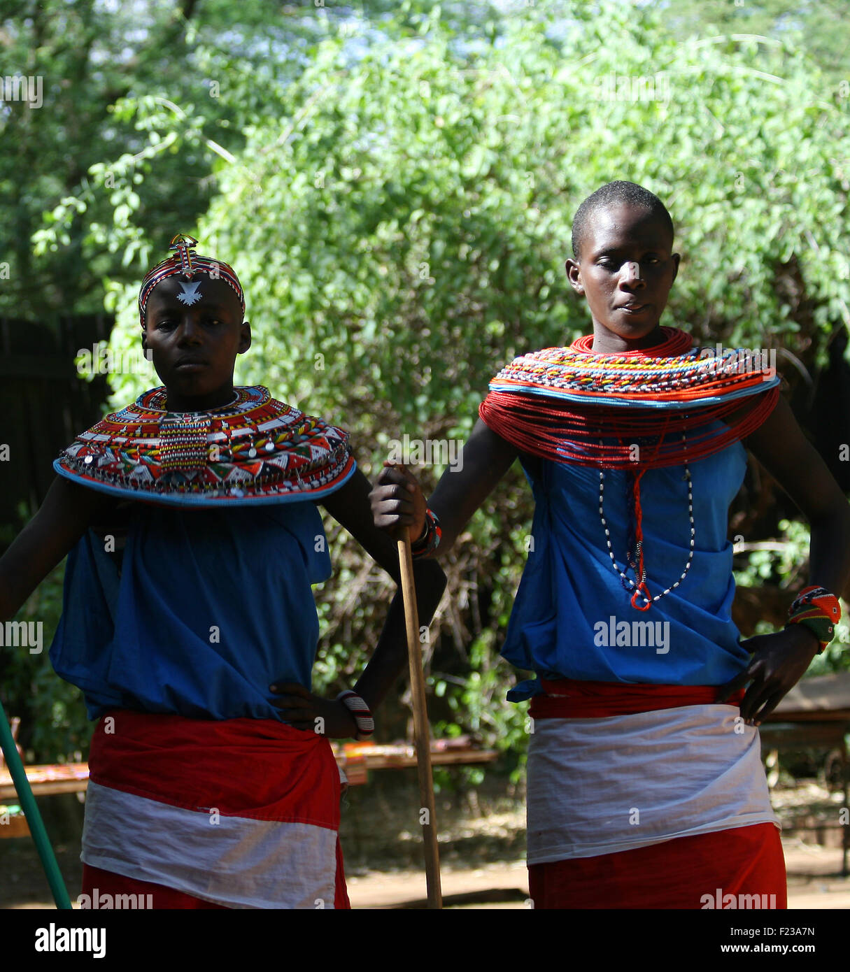 Groupe des pays d'Afrique les filles de la tribu Samburu au Kenya, montrer leurs vêtements traditionnels Banque D'Images