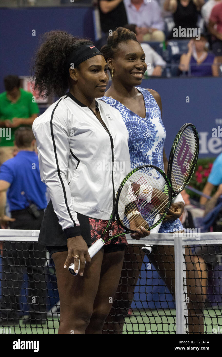 Serena et Venus Williams (USA) qui se font concurrence dans les quarts contre à l'US Open 2015 Tennis Banque D'Images