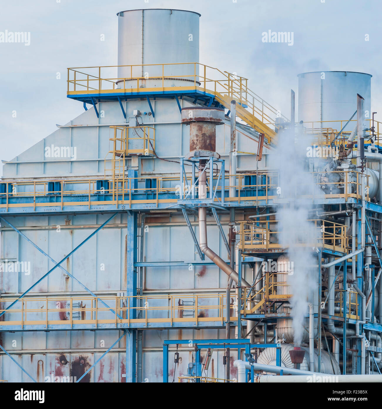 L'usine chimique d'un moulin à papier Banque D'Images