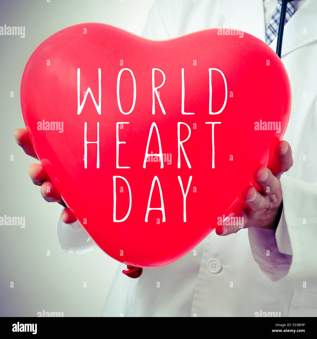 Libre d'un médecin homme montrant un ballon en forme de coeur rouge avec la Journée mondiale du cœur texte écrit en c Banque D'Images