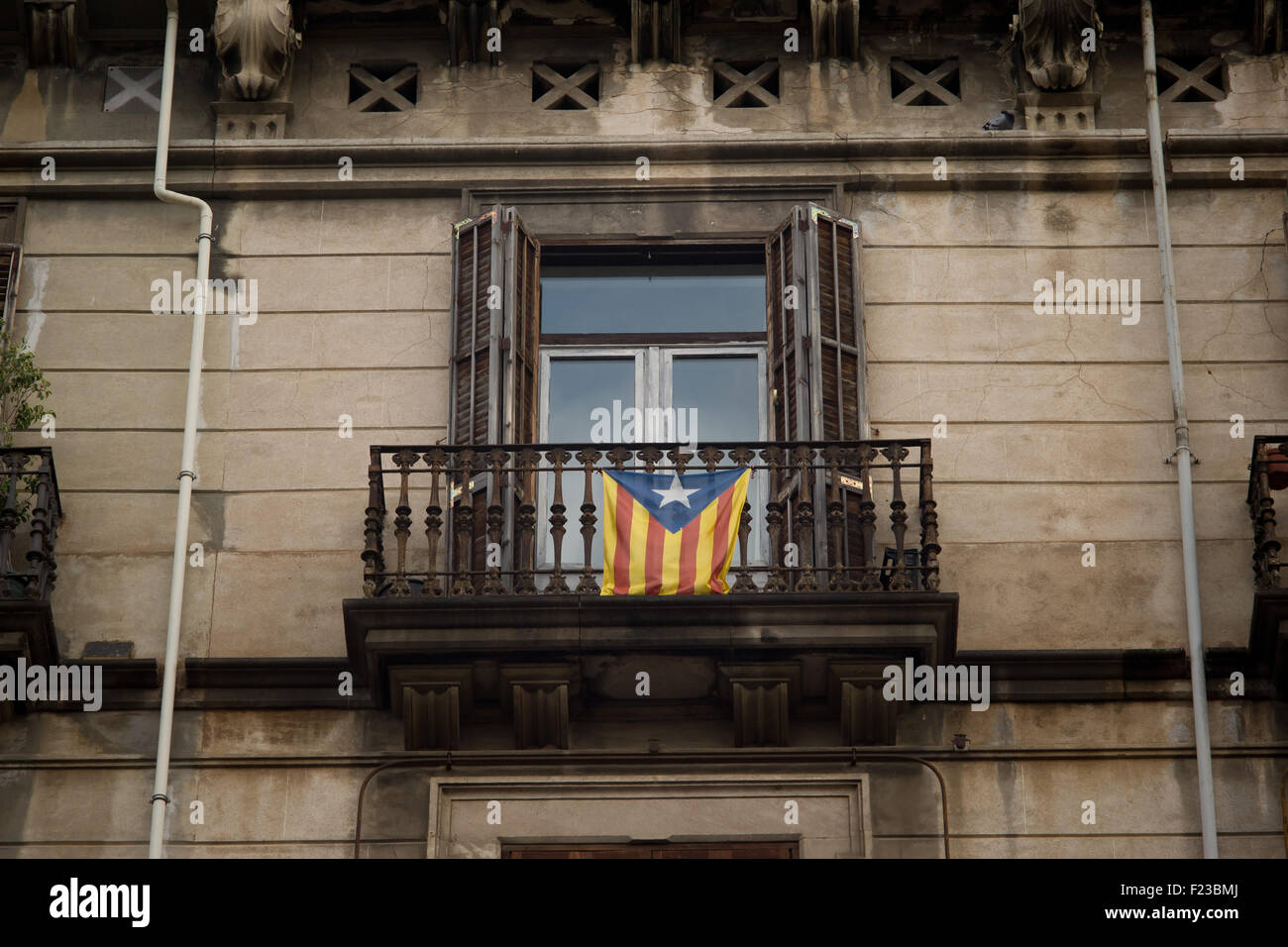 Barcelone, Catalogne, Espagne. 10 Sep, 2015. Un ESTELADA Drapeau indépendantiste catalan () se bloque à partir d'un balcon à Barcelone un jour avant la célébration de La Diada Catalane (Journée nationale) le 10 septembre 2015. Les derniers sondages donnent la majorité absolue à l'indépendance de parties (Junts Pel Si et CUP) qui sera au CatalÃ¡n les élections régionales du 27 septembre prochain. © Jordi Boixareu/ZUMA/Alamy Fil Live News Banque D'Images