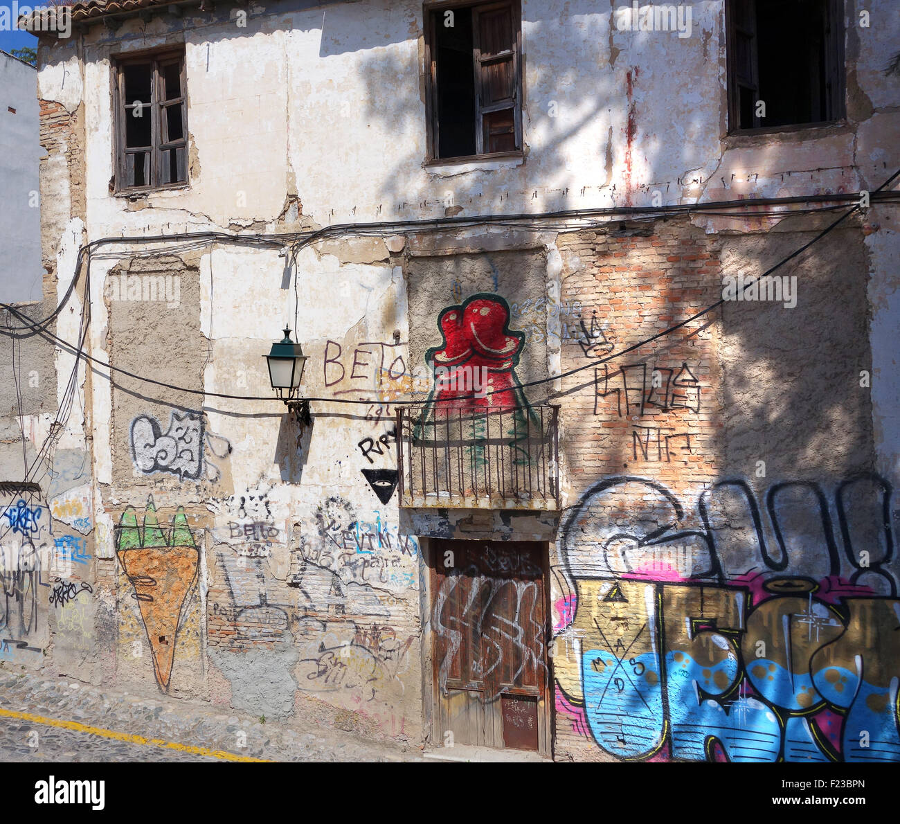 Graffiti dans Grenade Espagne espagnol street art peinture taudis délabrés négligé en décomposition de la propriété à l'abandon Banque D'Images