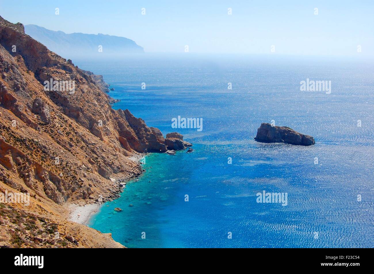 La côte rocheuse de l'île d'Amorgos dans les Cyclades, Grèce Banque D'Images