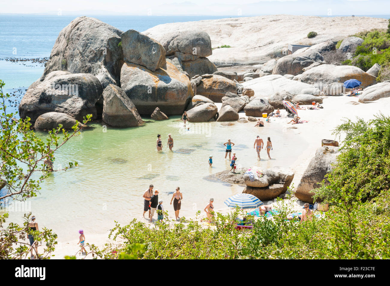 Les visiteurs profiter de la plage par une journée ensoleillée à la plage de Boulders National Park, Simonstown, Afrique du Sud Banque D'Images