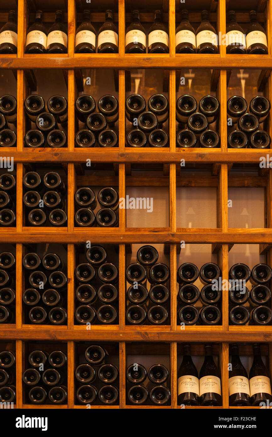 Lignes et formes graphiques empilés dans des bouteilles de vin en bois, péninsule du Cap, Afrique du Sud Banque D'Images