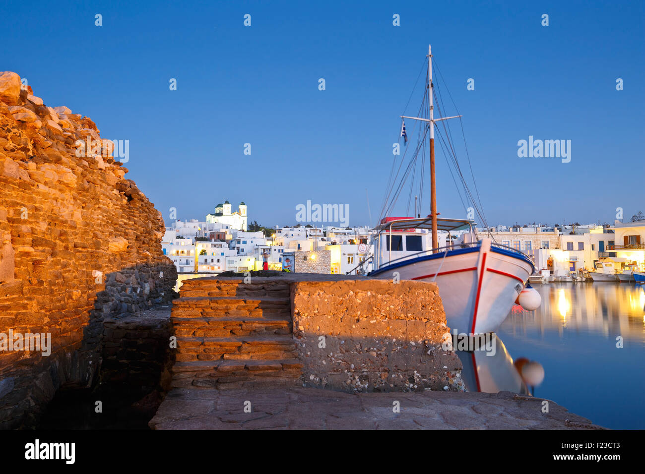 Vue sur le port dans le village sur l'île de Paros, Grèce Banque D'Images