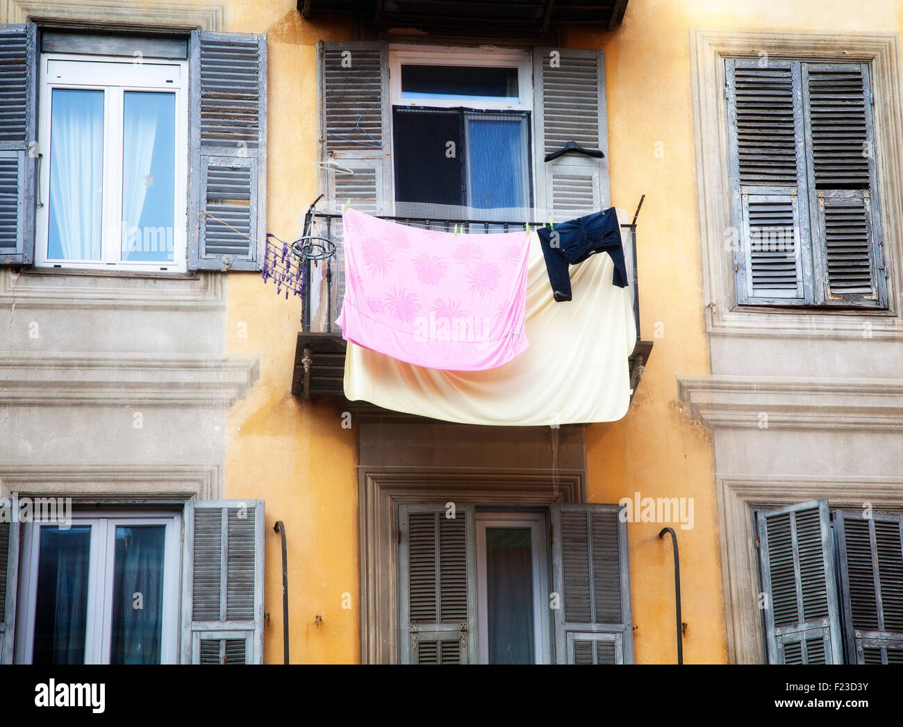 Séchage blanchisserie du balcon d'un appartement à Nice, France. Banque D'Images