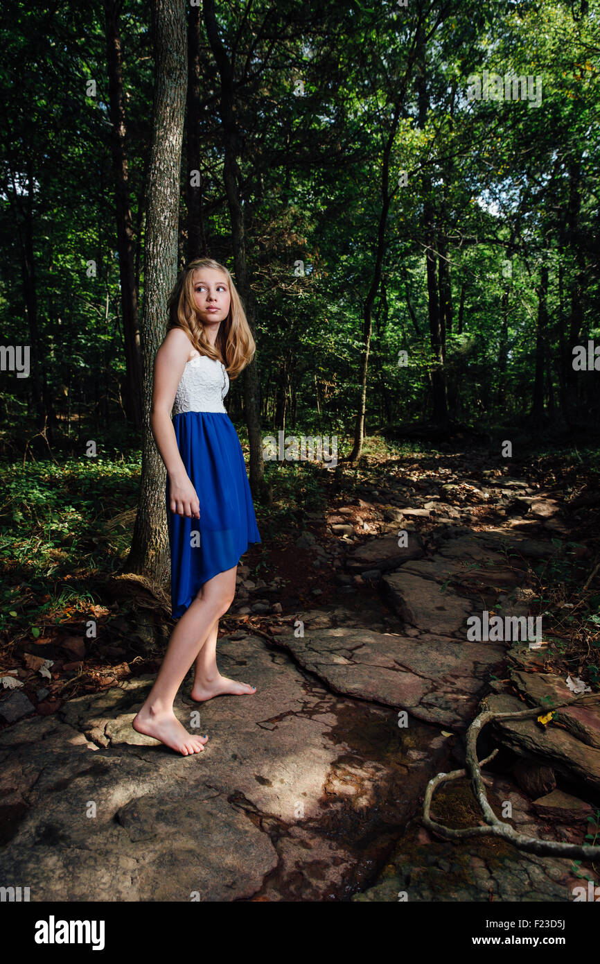 Jeune fille à la robe bleue dans la forêt Banque D'Images