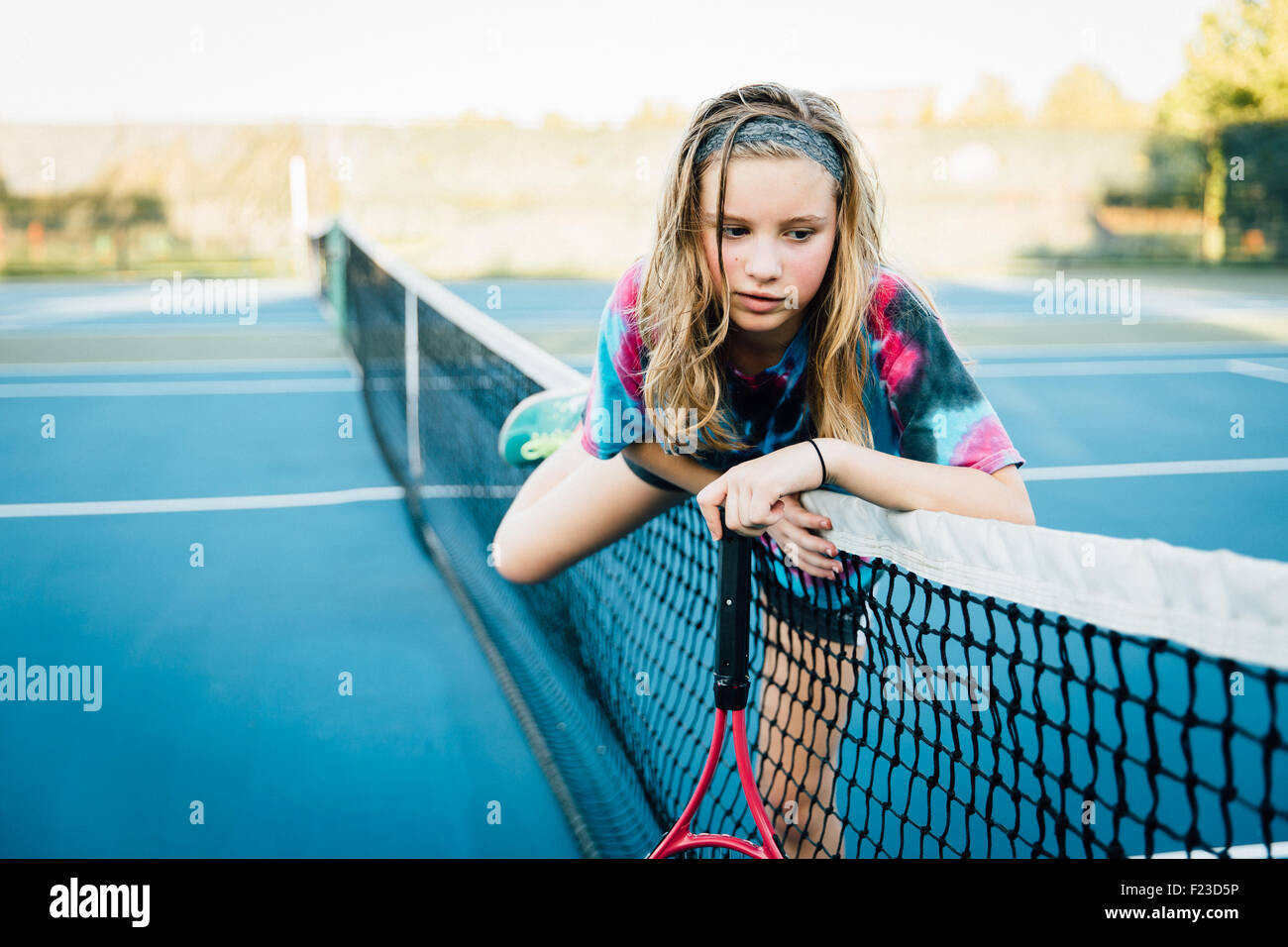 Jeune fille montée au filet de tennis Banque D'Images