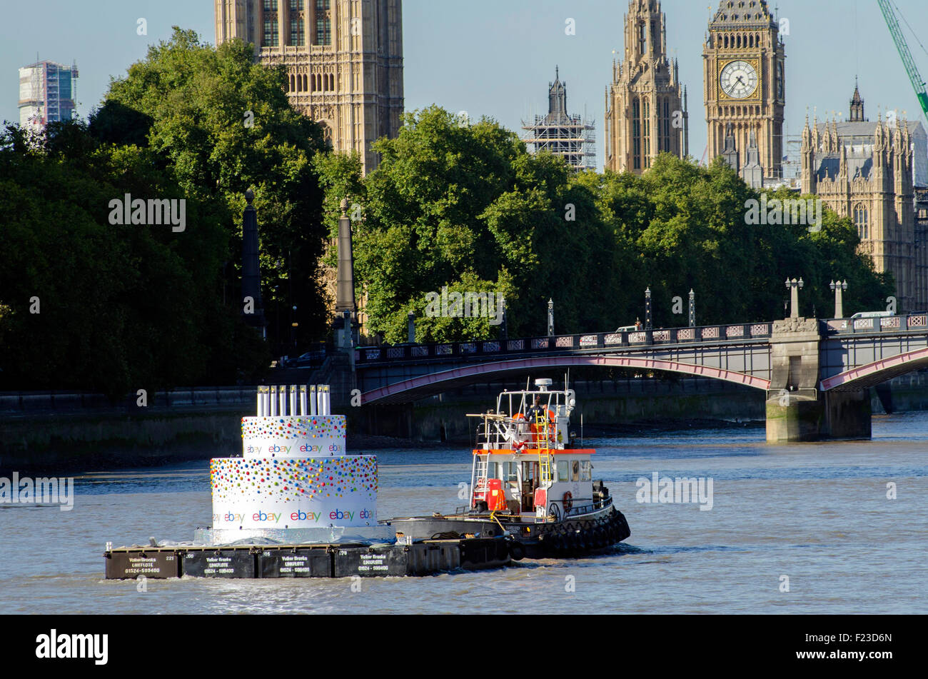 Londres Royaume Uni 10 Septembre 15 Pour Le e Anniversaire D Ebay Tthey Sont Flottantes Un Enorme Gateau D Anniversaire Sur La Tamise Credit Johnny Armstead Alamy Live News Photo Stock Alamy