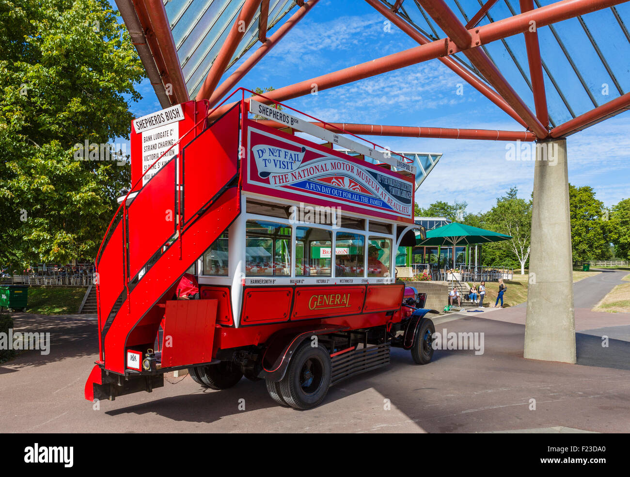 Vieux bus pour transporter les visiteurs, à l'extérieur de la National Motor Museum, Beaulieu, Hampshire, England, UK Banque D'Images