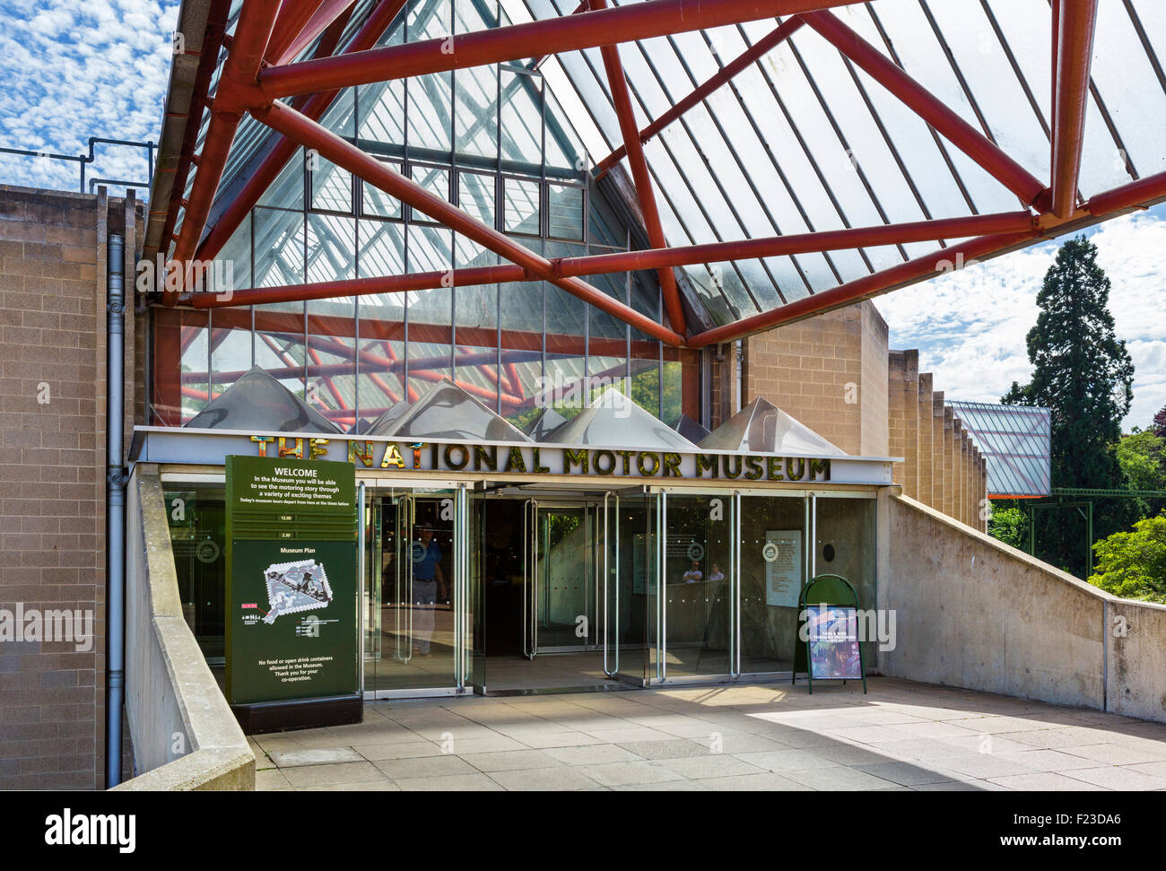 Entrée de la National Motor Museum de Beaulieu, Hampshire, England, UK Banque D'Images