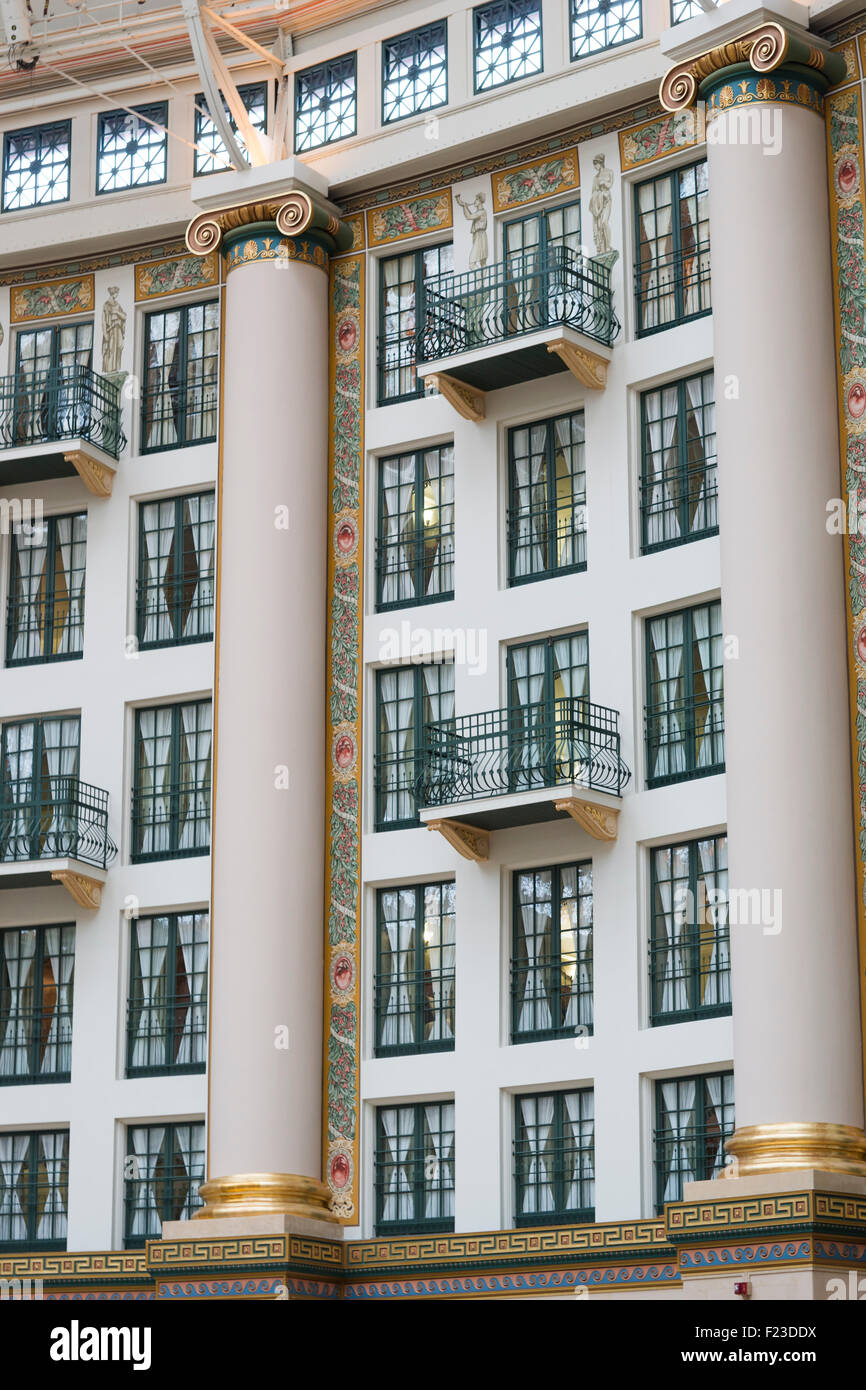 Intérieur de l'atrium voûté à West Baden Springs Hotel montrant chambres avec terrasses, French Lick, Indiana Banque D'Images