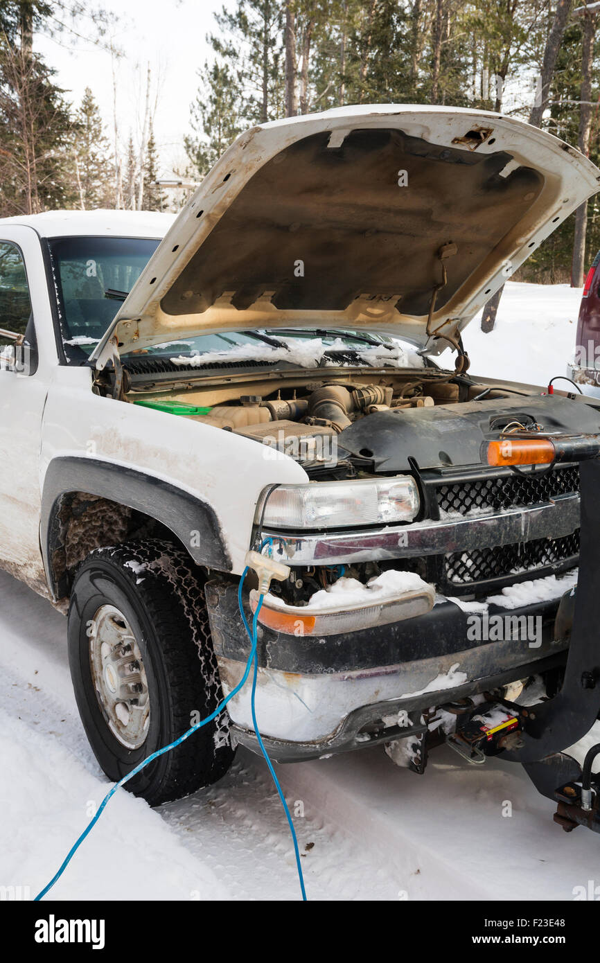 Véhicule blanc est "branché" au cours des températures sous zéro d'un hiver typique au Minnesota. Un chauffe-bloc moteur se réchauffe à Inte Banque D'Images