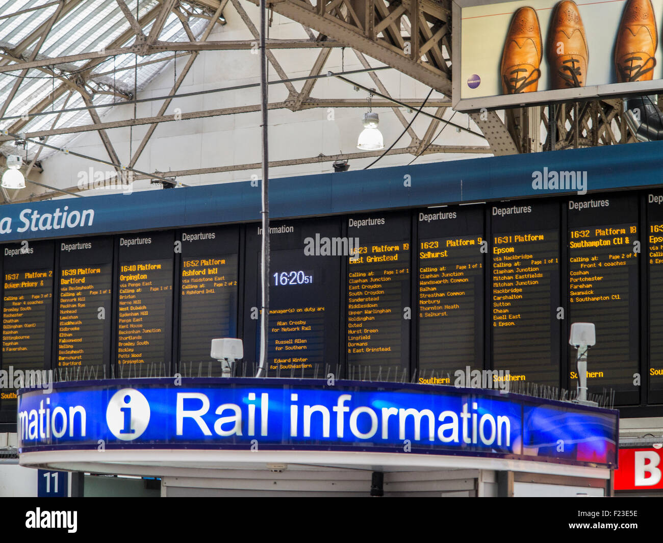 L'information sur le transport ferroviaire à la gare de Victoria à Londres Banque D'Images