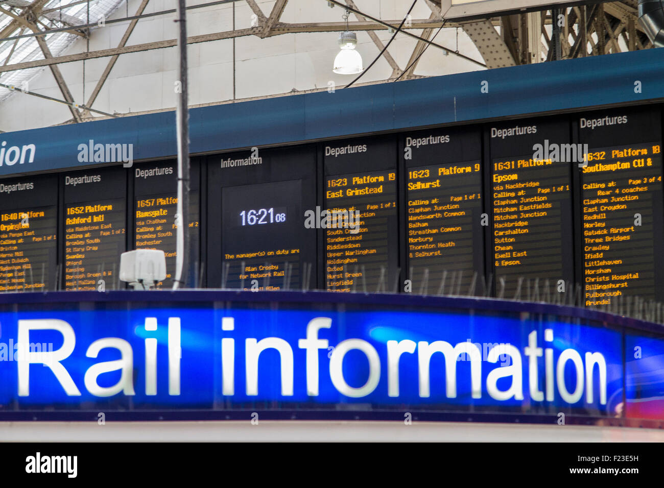 L'information sur le transport ferroviaire à la gare de Victoria à Londres Banque D'Images