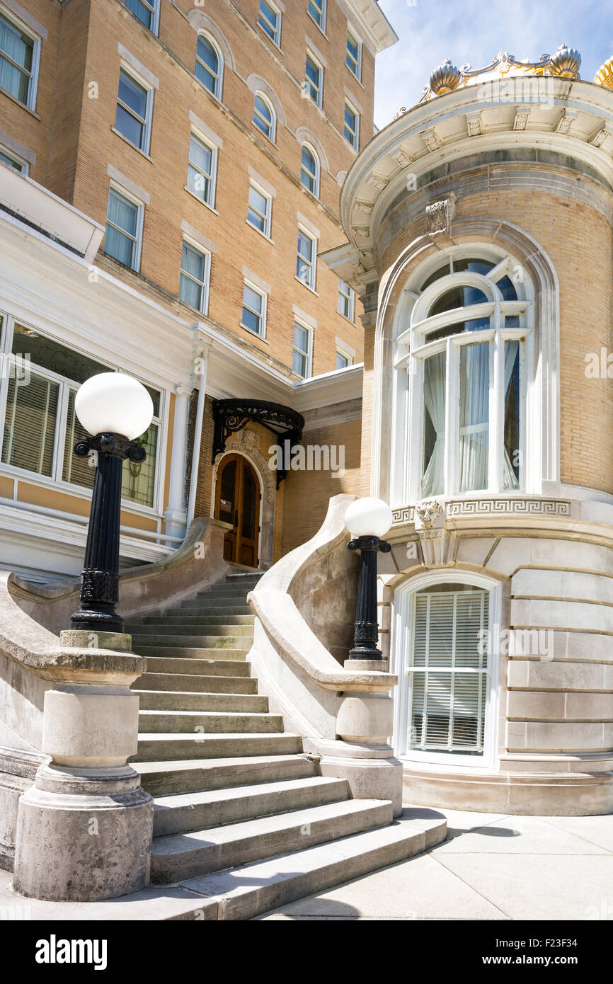 Escalier extérieur menant à des sources d'eau minérale à French Lick Springs Resort, IN, USA Banque D'Images