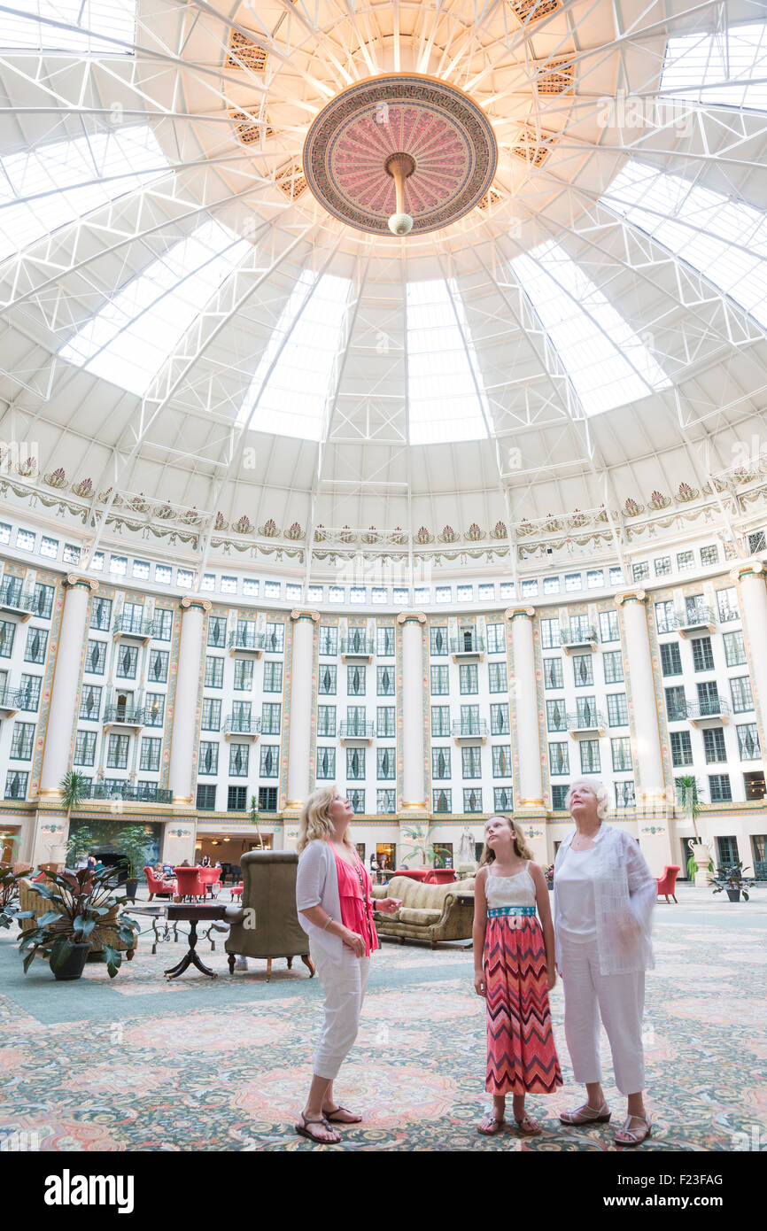 Caucasian multi-générations famille regarder le plafond en dôme dans l'atrium de six étages à West Baden Springs Resort Banque D'Images