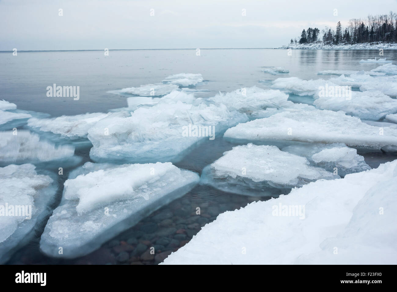 Le mouvement de la glace flottant et se déplacer dans l'eau du lac Supérieur en hiver, région des Cascades, North Shore, Minnesota, USA Banque D'Images