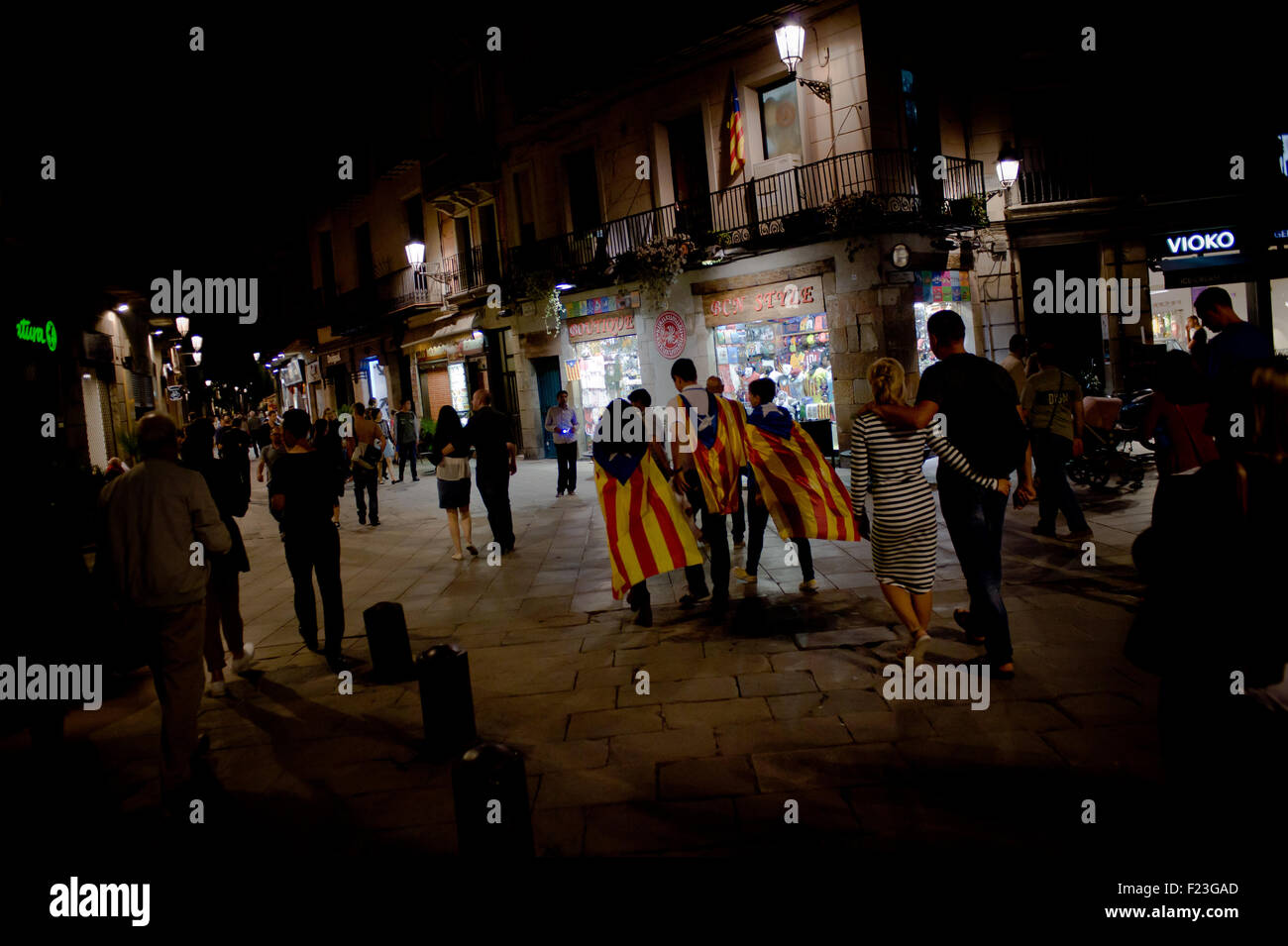 Barcelone, Catalogne, Espagne. 10 Sep, 2015. Un groupe de personnes portant des estelades promenades (drapeau indépendantiste catalan) par les rues de Barcelone où plusieurs pour l'indépendance a eu lieu la nuit avant la célébration de la fête nationale catalane le 10 septembre 2015. Les derniers sondages donnent une majorité absolue à l'indépendance (parties Junts Pel Si et CUP) qui seront au cours des élections régionales catalanes le 27 septembre. © Jordi Boixareu/ZUMA/Alamy Fil Live News Banque D'Images
