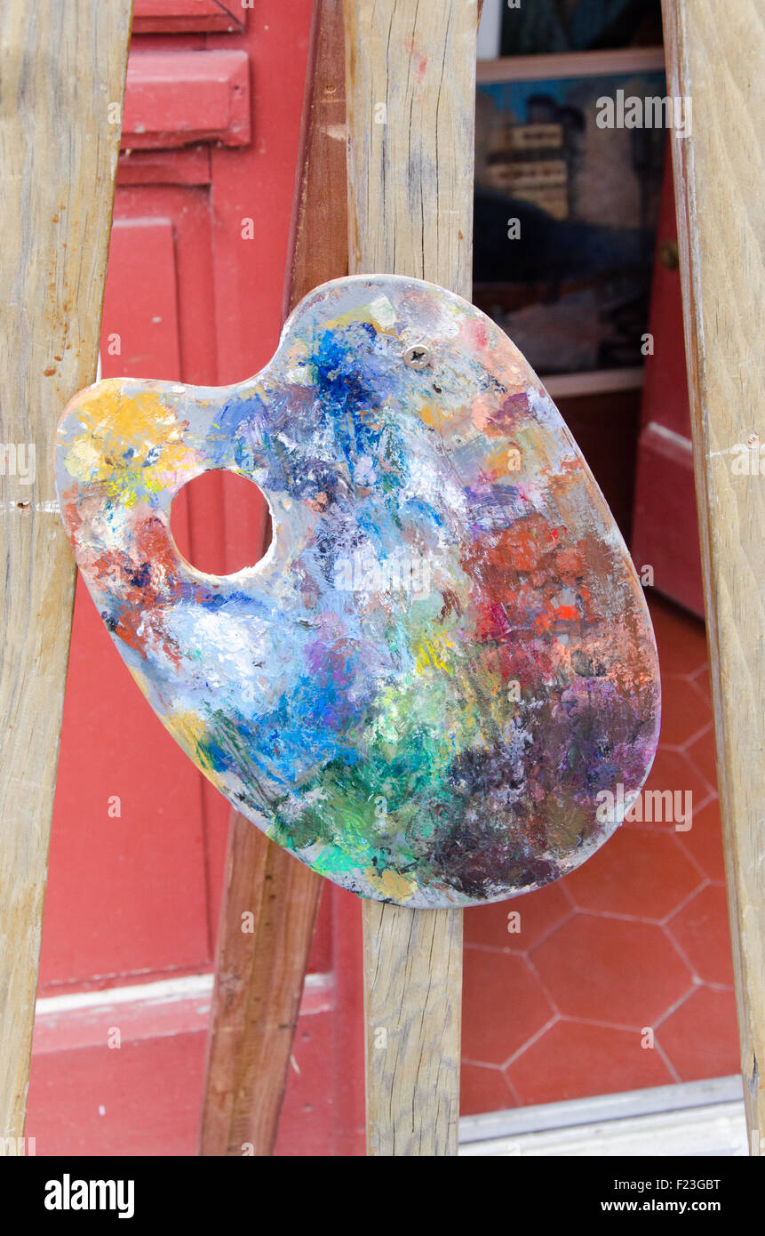 Palette de peinture accroché dans la rue, sur un chevalet, le trépied Banque D'Images