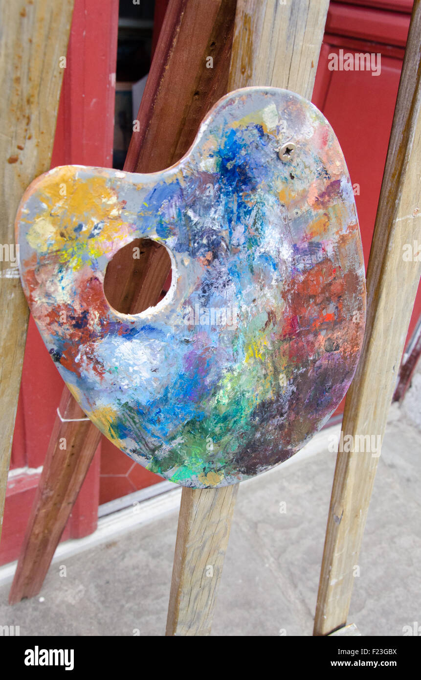 Palette de peinture accroché dans la rue, sur un chevalet, le trépied Banque D'Images