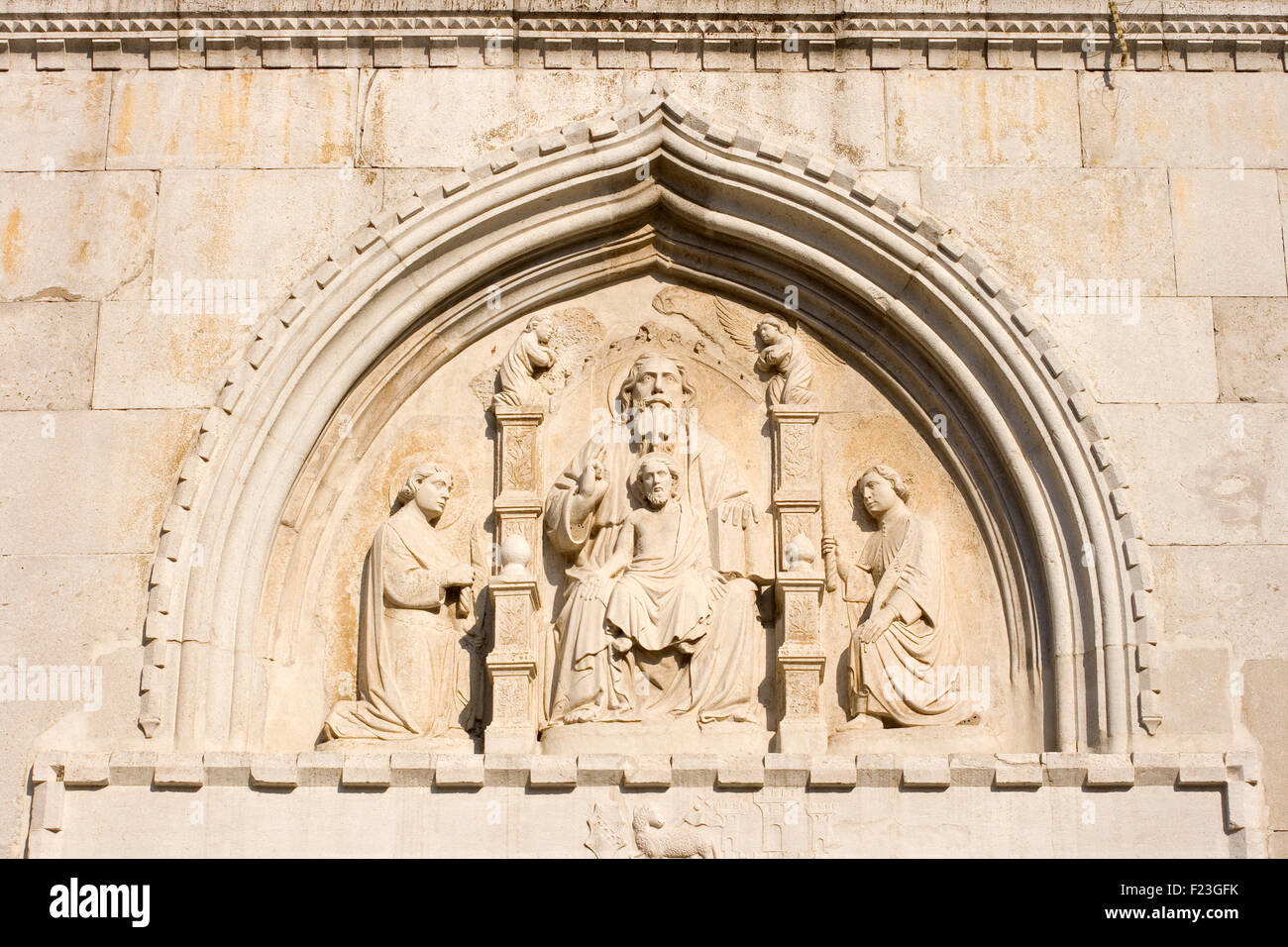 Bas-relief sculptures de la cathédrale de la Trinité, Muggia - Italie Banque D'Images
