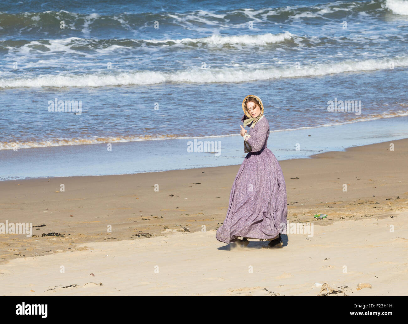 Marseille par la mer, North Yorkshire, UK. 10 Septembre, 2015. Acteur : Météo Joanne Froggatt, tournage nouveau drame ITV Dark Angel sur paris plage à météo radieuse sur la côte du Yorkshire du Nord. Credit : Alan Dawson News/Alamy Live News Banque D'Images