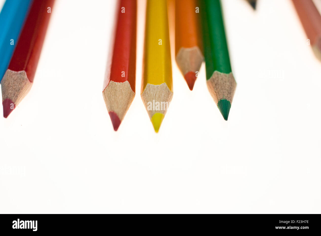 Beaucoup de crayon de couleur sur fond blanc Banque D'Images