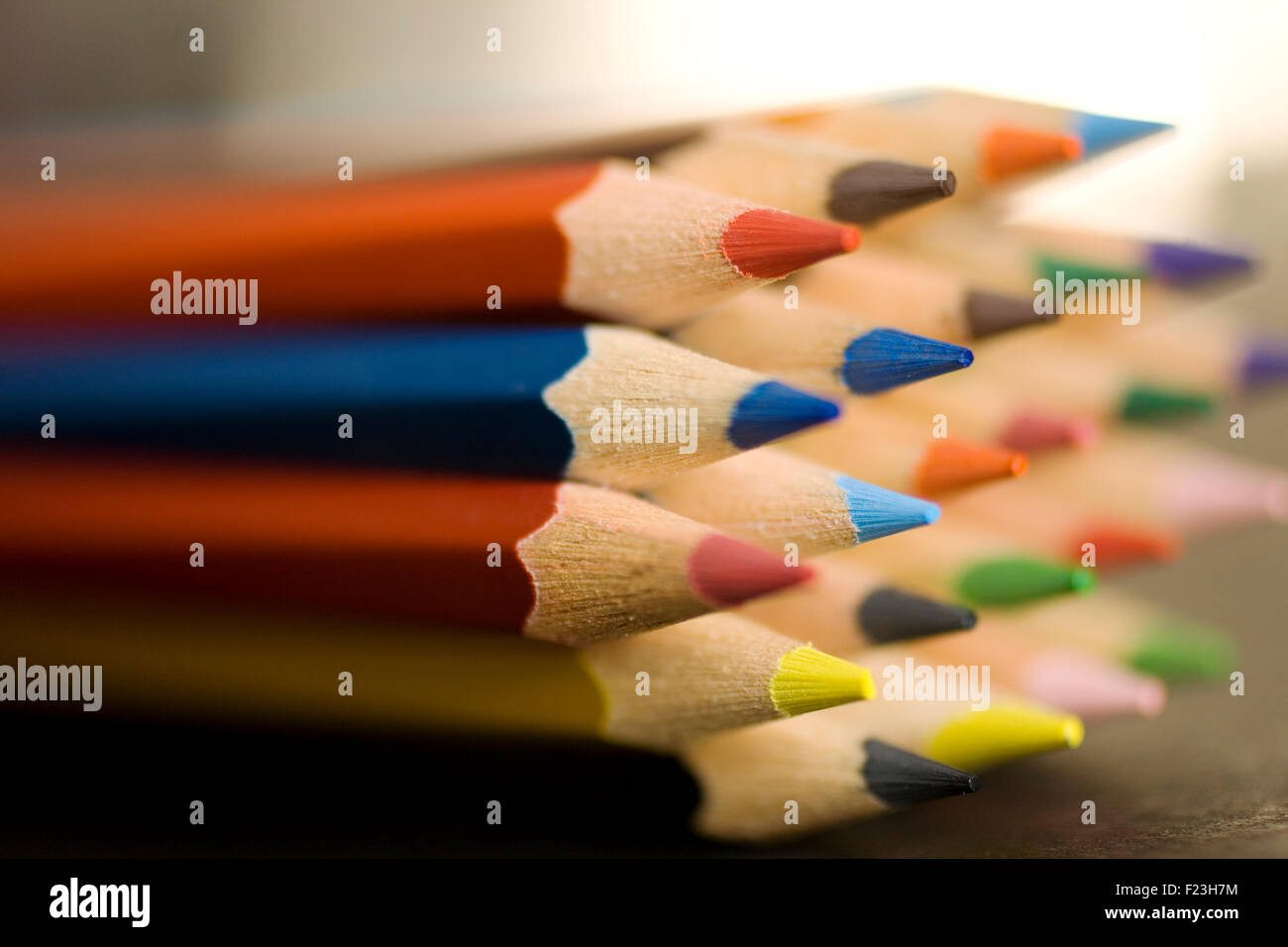 Beaucoup de crayon de couleur sur fond noir Banque D'Images