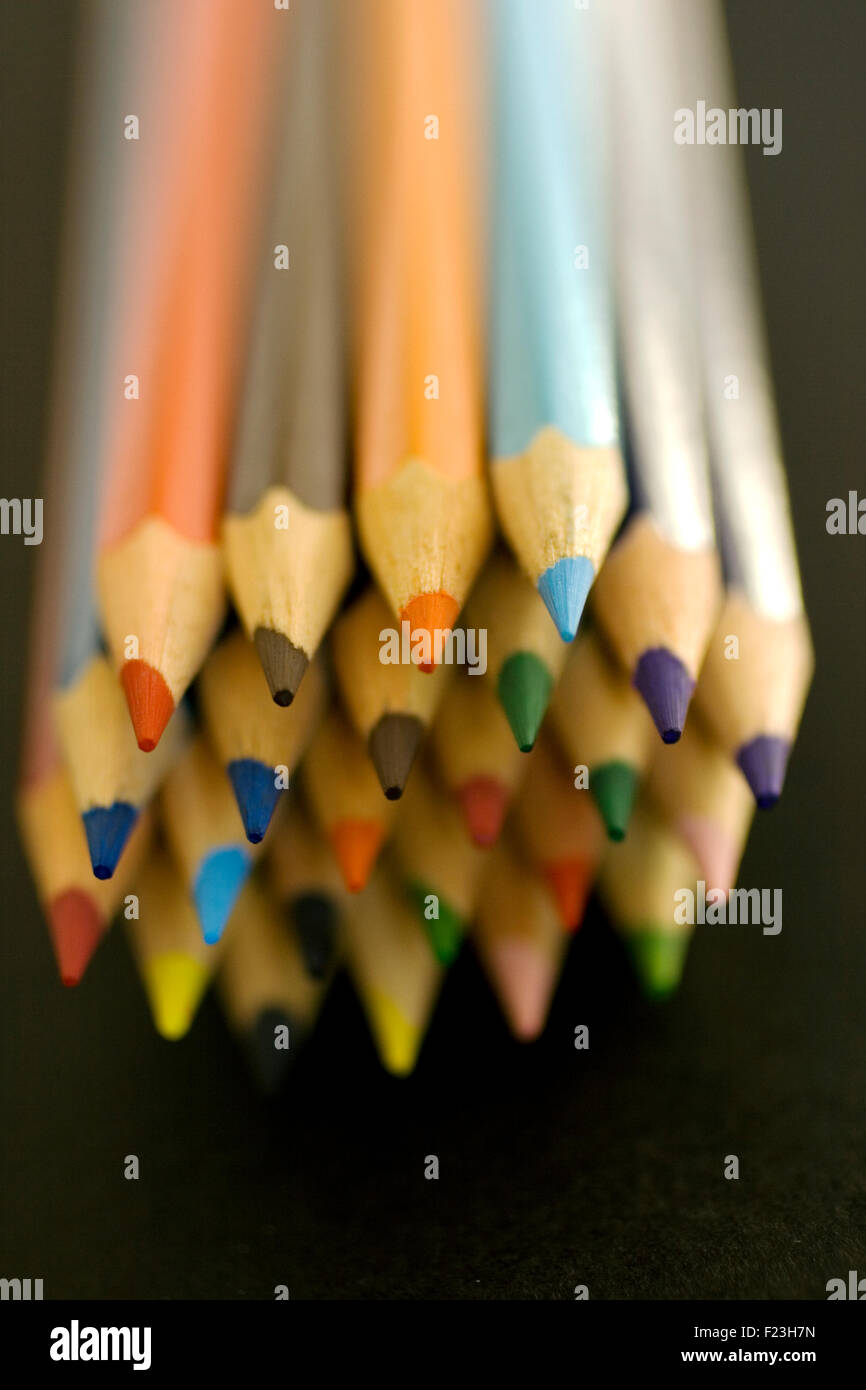 Beaucoup de crayon de couleur sur fond noir Banque D'Images