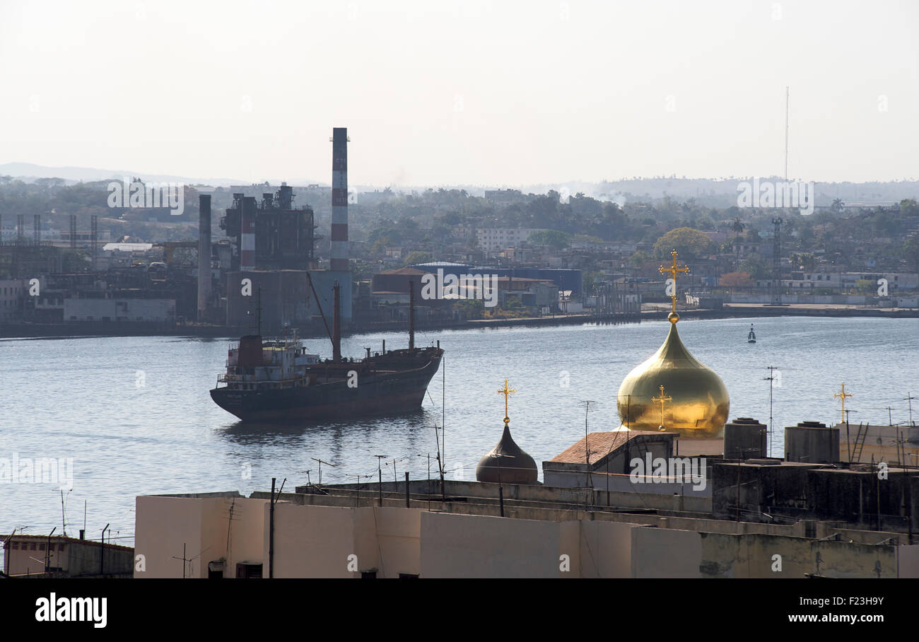 Le port de La Havane, La Havane, Cuba. Dôme doré de l'Église orthodoxe russe à la droite. Banque D'Images
