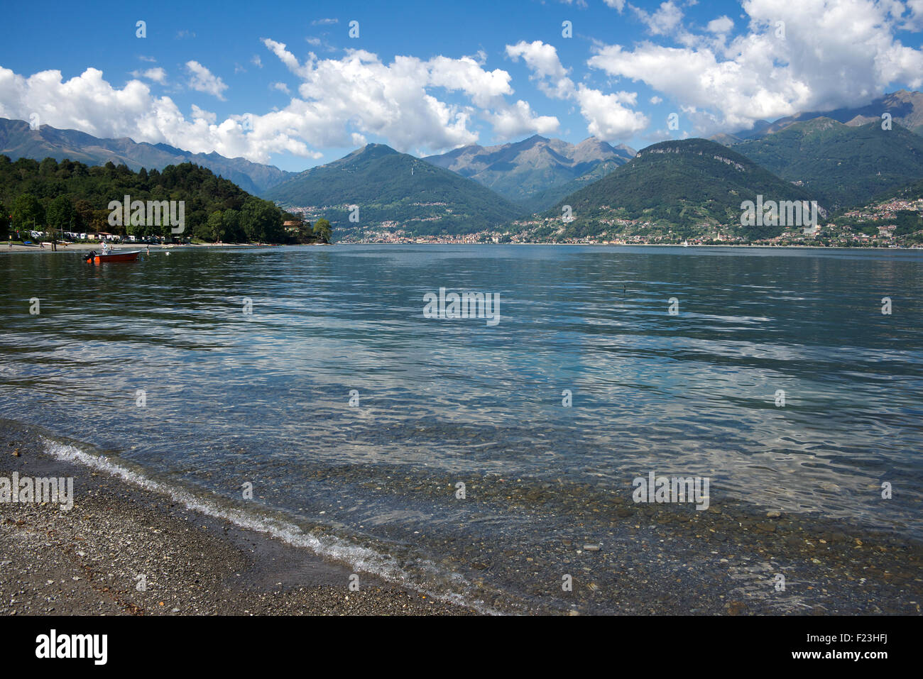 Plage de galets, le lac de Côme Colico Italie Lombardie Banque D'Images