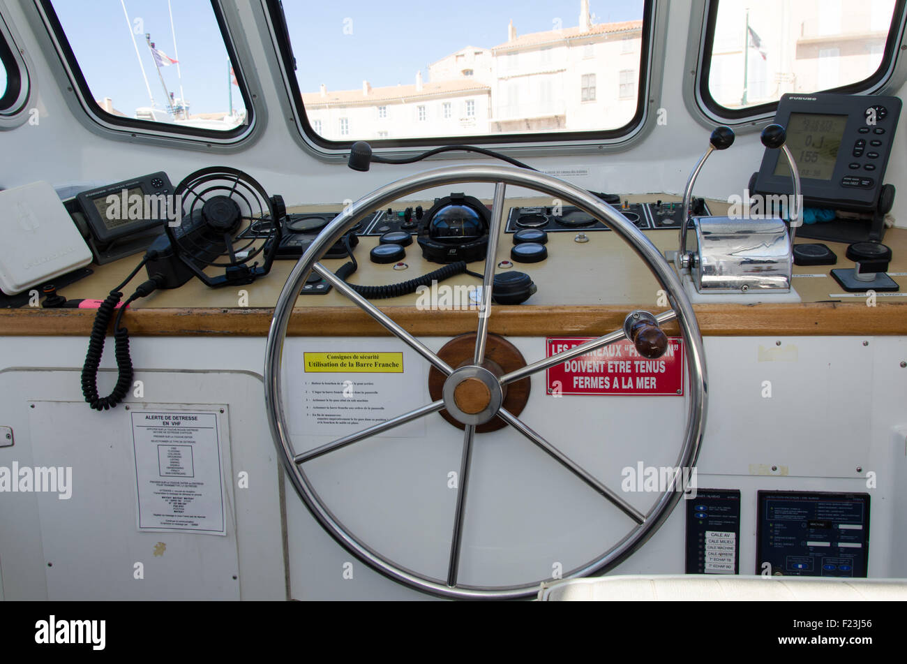 Volant d'une location sur une cabine de bateau Banque D'Images