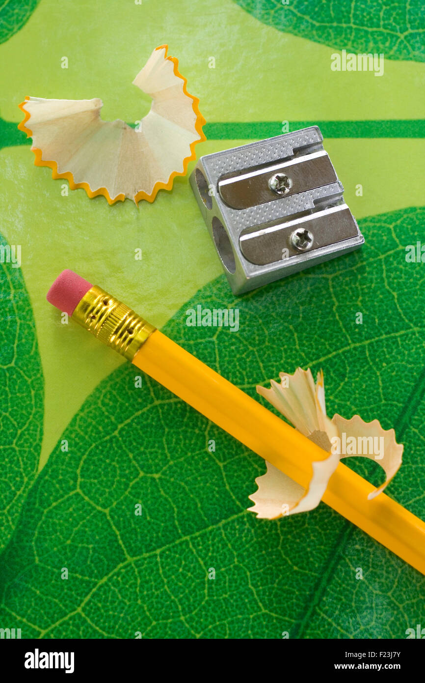 Crayon Crayon sharpner et sur la texture verte Banque D'Images