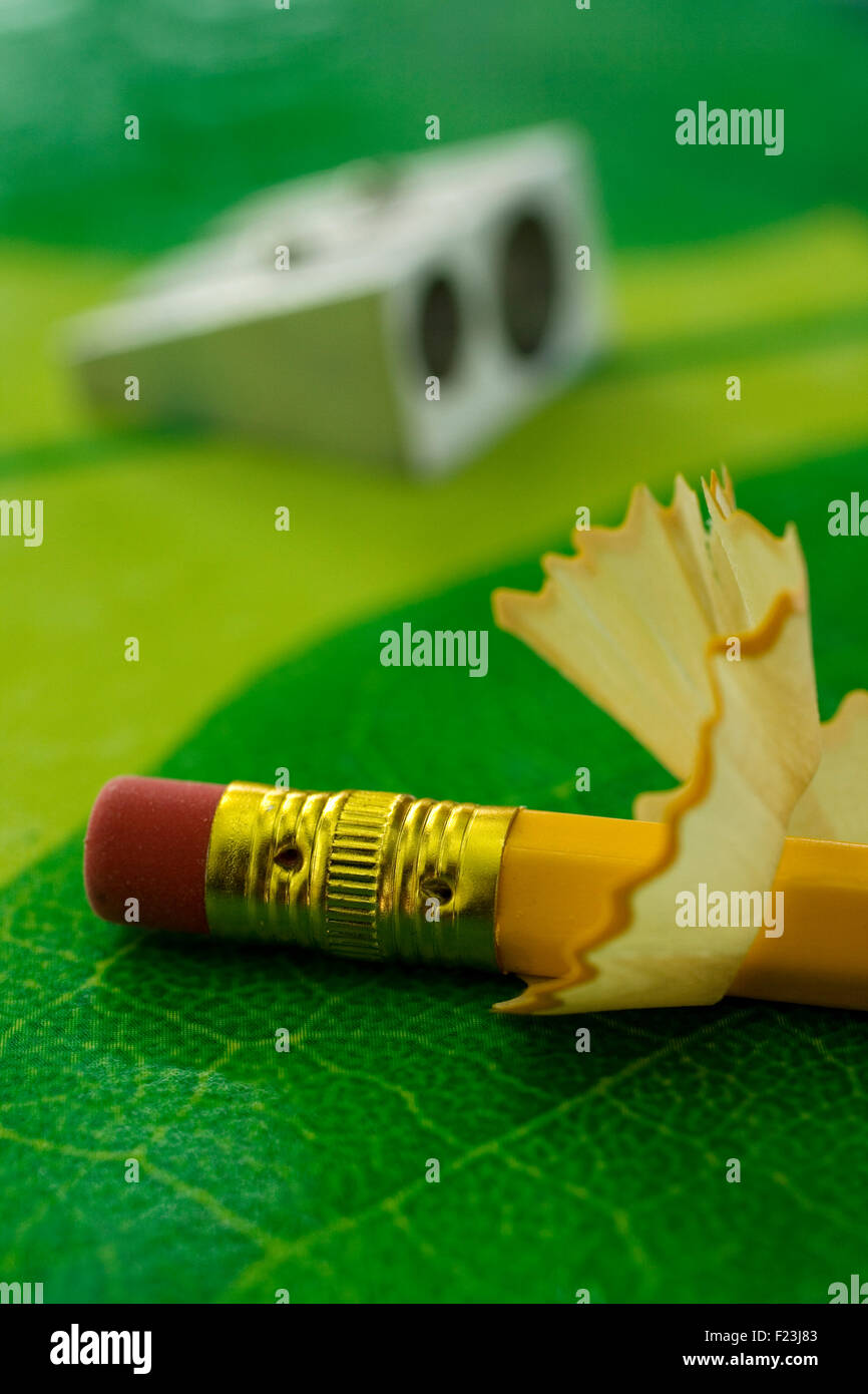 Crayon Crayon sharpner et sur la texture verte Banque D'Images