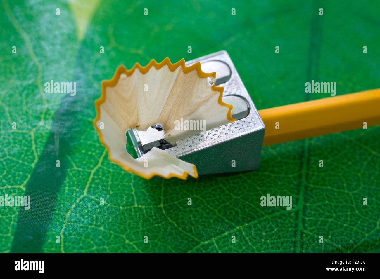 Crayon Crayon sharpner et sur la texture verte Banque D'Images