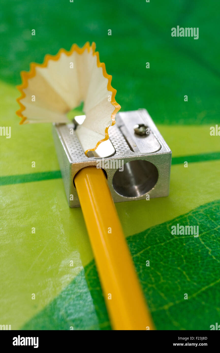 Crayon Crayon sharpner et sur la texture verte Banque D'Images